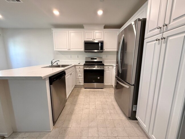 Building Photo - Modern Three Bedroom Townhouse in gated community of El Paseo $2,995.