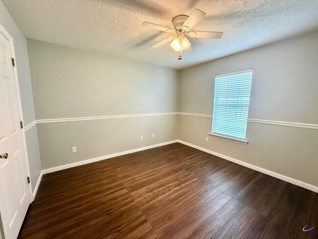 Building Photo - 113 Larkspur Ln