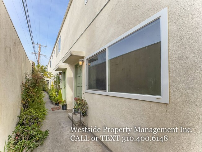 Building Photo - Controlled Access Complex | Townhouse 3BD/...