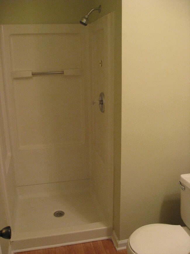 Building Photo - Awesome Split-Level In Kid-Friendly Neighb...
