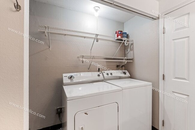 Building Photo - Updated 2BR w/ Utilities & Parking Include...