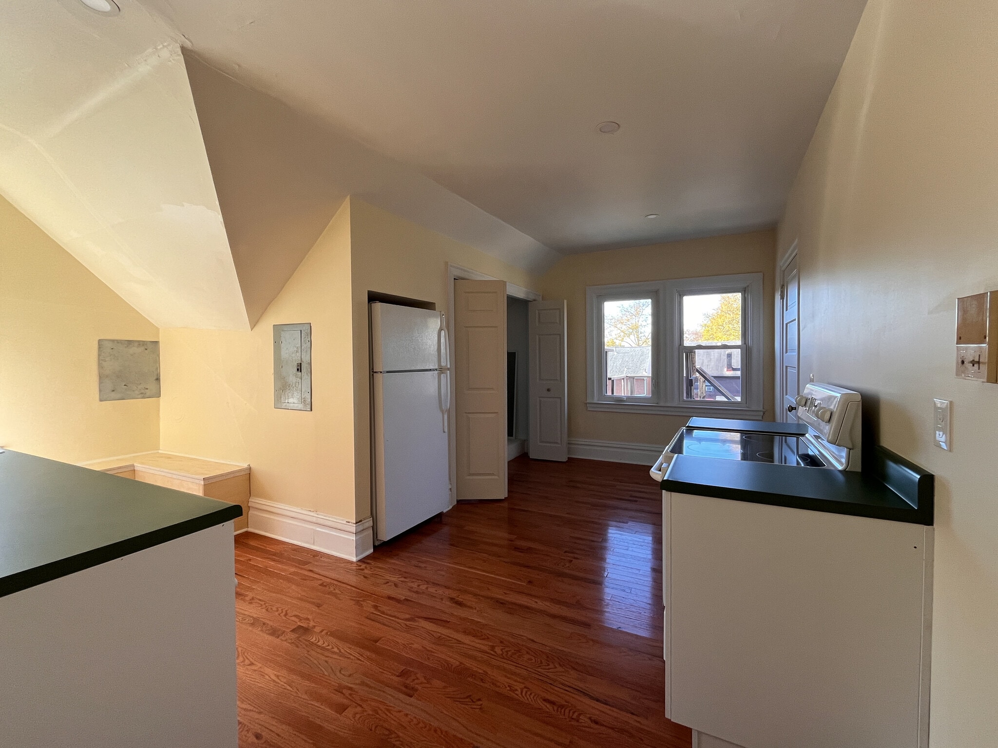 Kitchen - 926 Savannah Ave