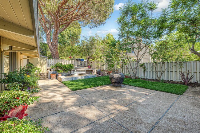 Building Photo - 3623 Serra Rd