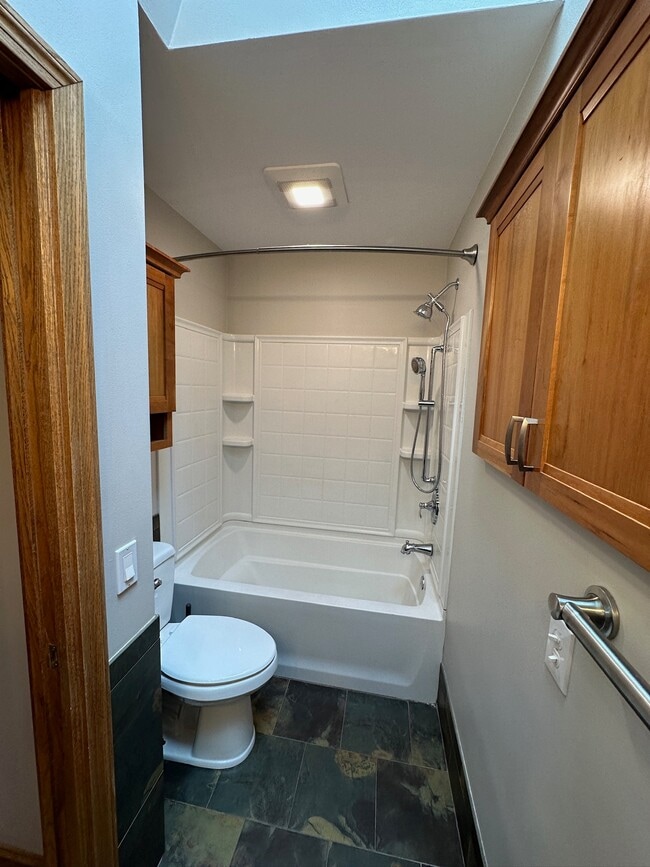 Building Photo - 5990 Edgehill Dr