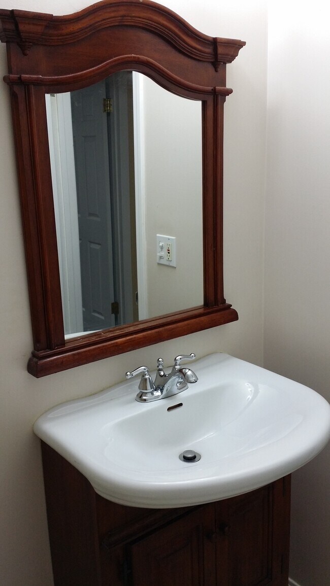 Building Photo - 183 N Waters Edge Dr