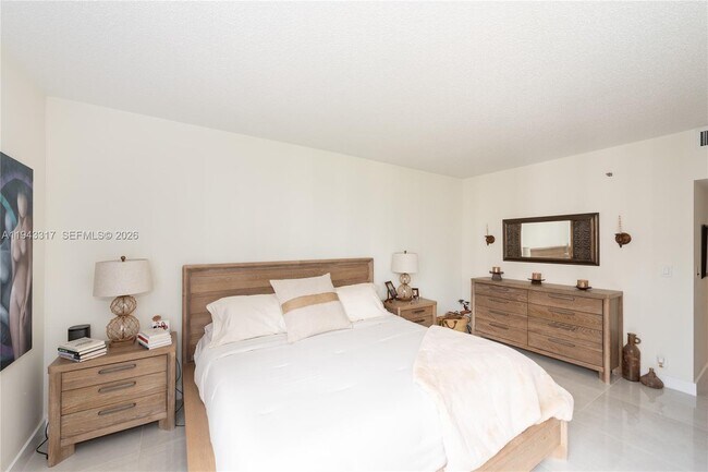 Building Photo - 520 Brickell Key Dr