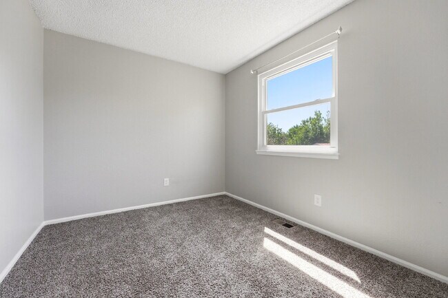 Building Photo - $2,440.95, 3 Beds, 2 Baths, Single Family Home in Aurora Washer and Dryer!