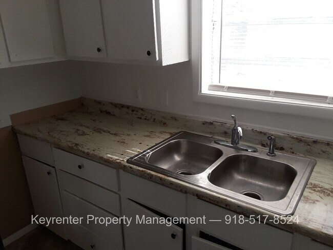 Building Photo - Spacious 4 Bedroom House