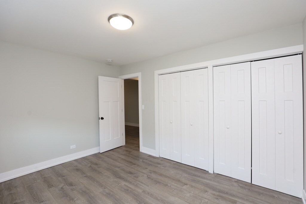 Building Photo - 533 W Surf St