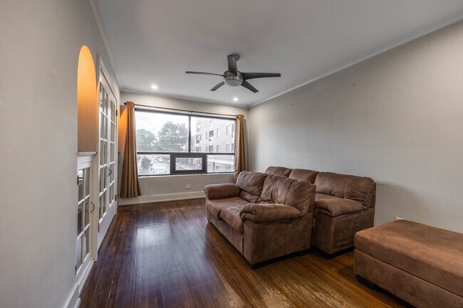 Building Photo - 3716 W Belmont Ave