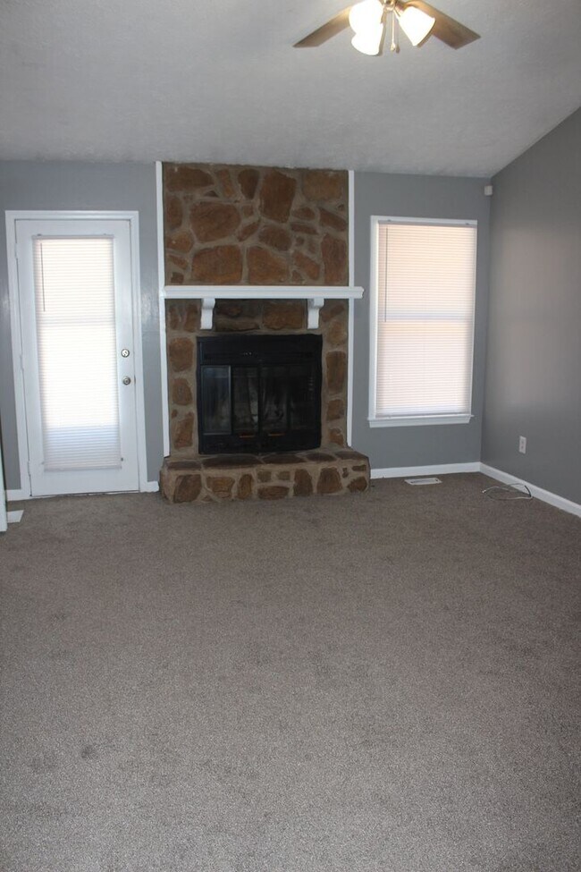 Building Photo - Lake Rim area