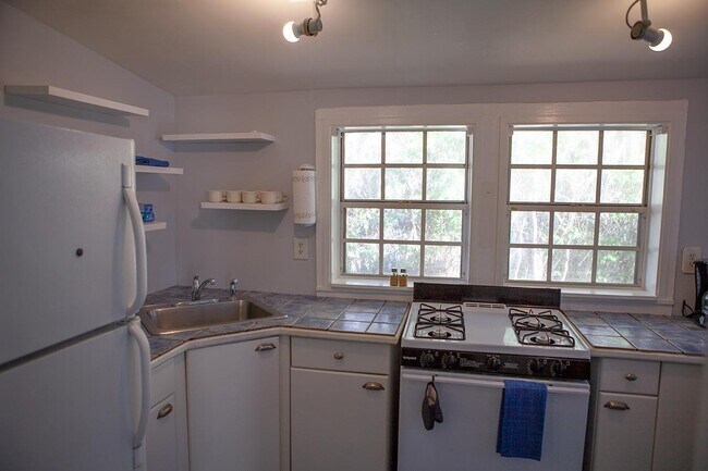 Building Photo - 419 43rd St