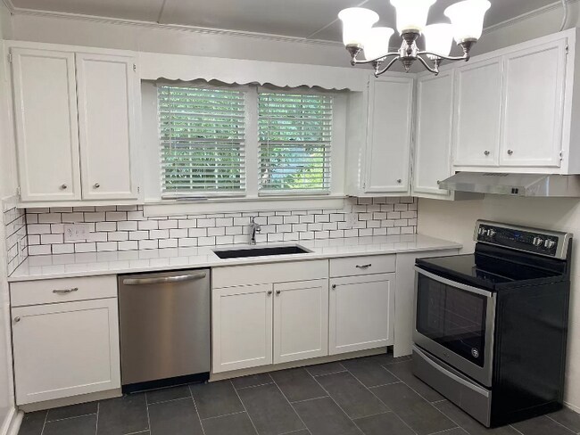 Building Photo - 508 W Cameron Ave