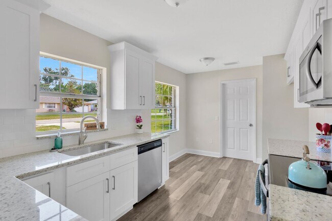 Building Photo - Remodeled Pool Home in the Heart of Brandon, FL