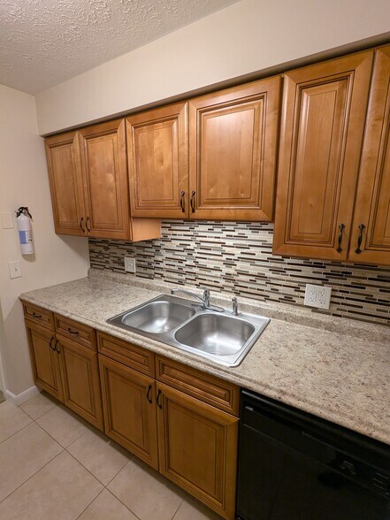 Building Photo - 2207 Spring Park Rd