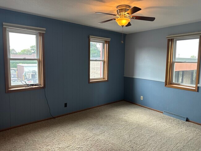 Building Photo - 420 N Cedar Ave