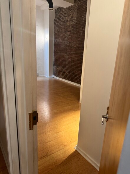 Building Photo - 254 Friend St