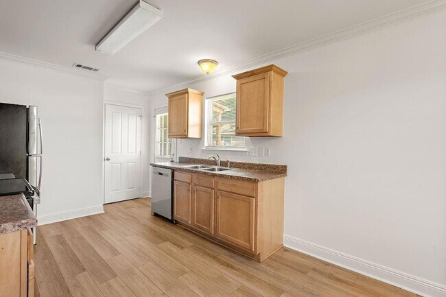 Building Photo - 403 W 33rd Ave
