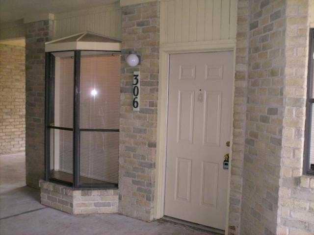 Building Photo - 2000 Whitis Ave