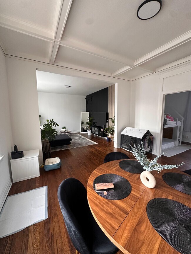 Primary Photo - 3706 W Roscoe St