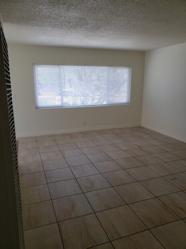 Building Photo - 1010 Wallgreen St