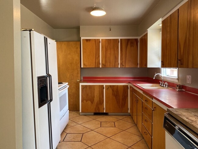 Building Photo - STUDENTS WELCOME! Ranch Home w/ Finished Basement, Fenced Yard and Two Kitchens