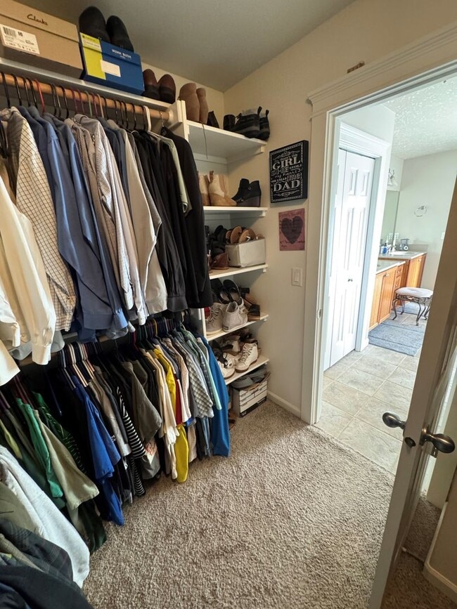 Building Photo - RARE! 5 Bedroom Rental Home pre-leasing for the end of February! Entertainers' Paradise - Pet Fri...