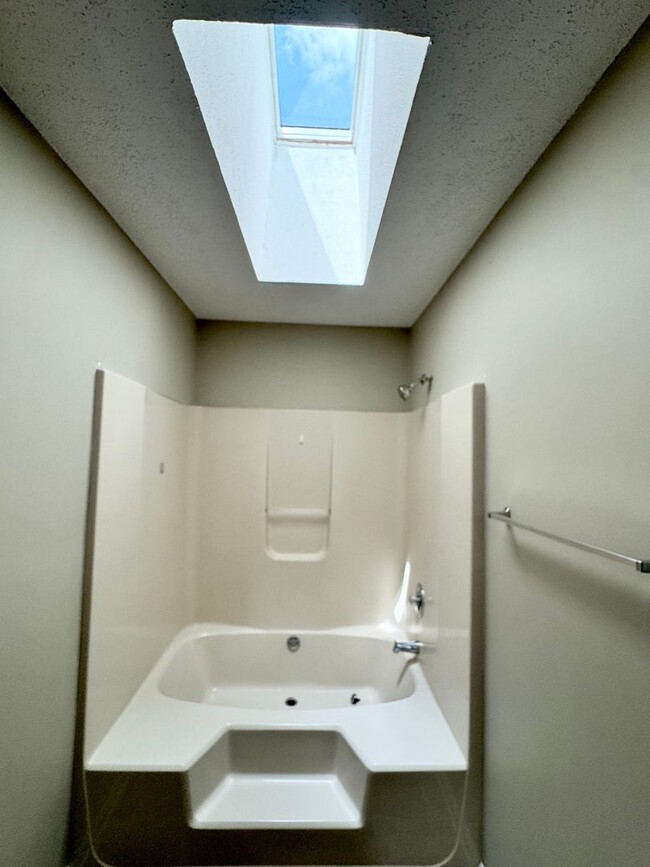 Building Photo - 336 Candlebrook Dr