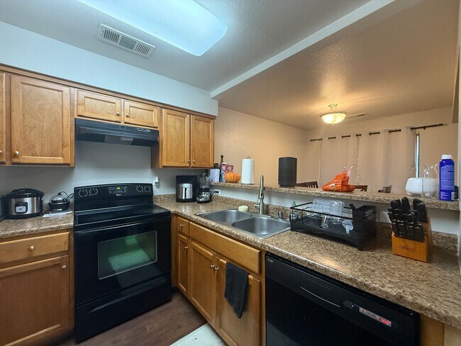 Building Photo - 1190 S Winery Ave