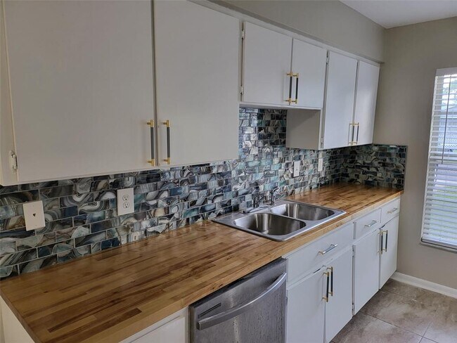 Building Photo - 2608 E 9th Ave