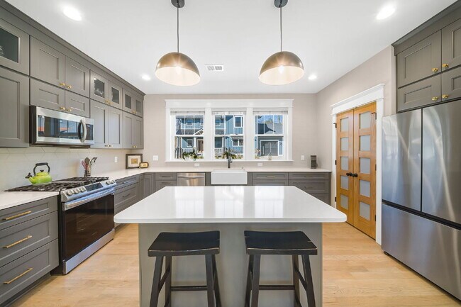 Building Photo - Fully Furnished | Asheville Area | 3–12 Month Leases Available