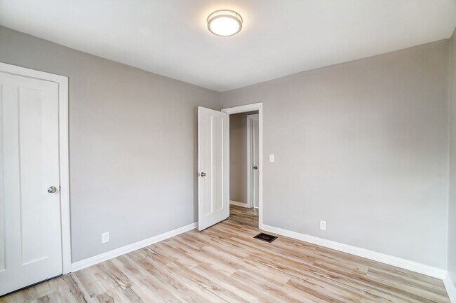 Building Photo - 2 Bedroom, 1 Bathroom with Large Backyard!