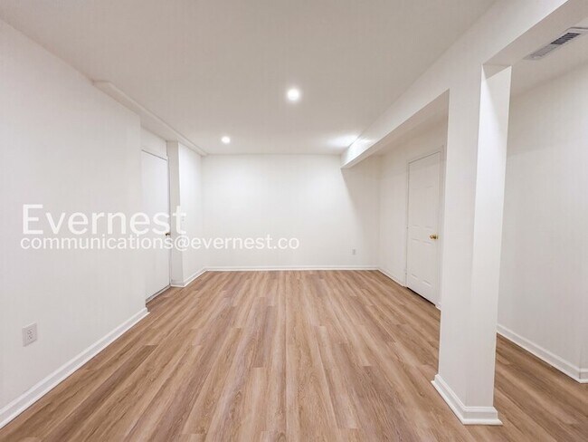 Building Photo - Spacious Town Home with Modern Amenities / 3 Beds & 2.5 Bath / Available Now!