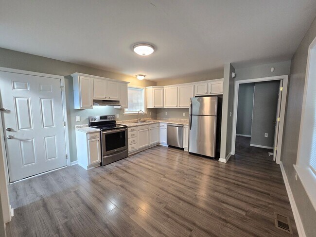 Building Photo - Updated 3 Bedrooms, 1.5 Bathrooms on a Dou...