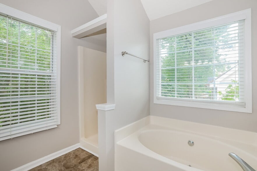 Building Photo - 221 Eagles Crest Ct