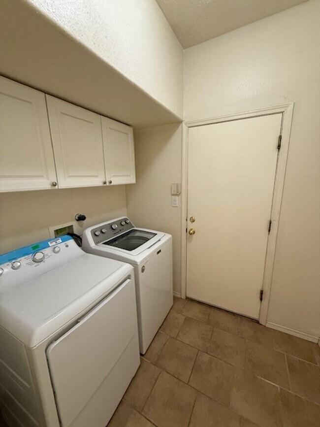 Building Photo - Spacious 3 Bedroom 2 Bathroom and 2 Car Ga...
