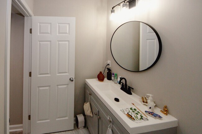 Building Photo - 1424 Shadowbrook Dr