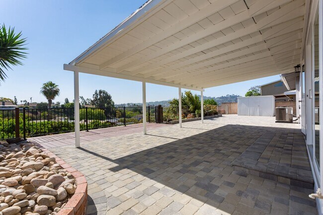 Building Photo - La Mesa Charmer with Mount Helix Views!