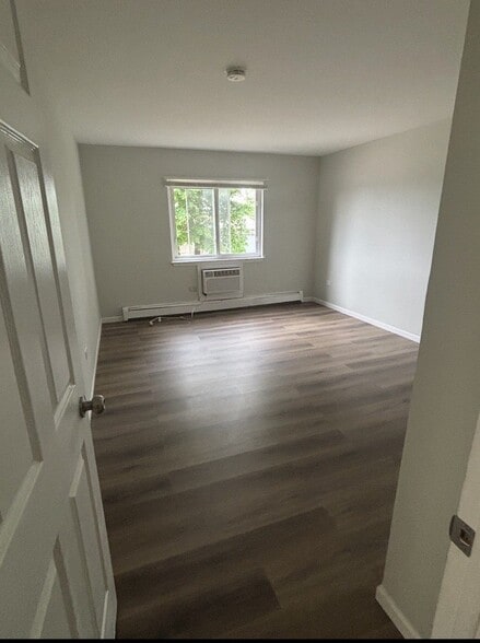 Building Photo - 555 Deepwoods Dr