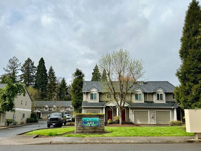 Building Photo - Fully Renovated 2 Bedroom, 1.5 Bath Townhouse with Garage