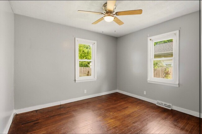 Building Photo - Move-In Ready 3 Bedroom with Fenced Yard & Garage!