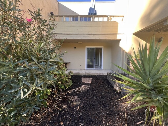 Building Photo - 3022 Yulupa Ave