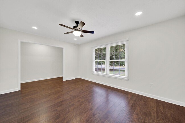 Building Photo - Beautifully Renovated Three Bed Two Bath R...