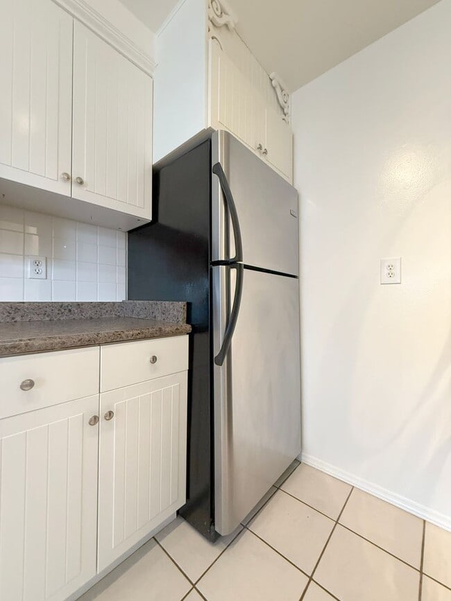 Building Photo - Rare Surfside One Bed Condo with Two Car G...