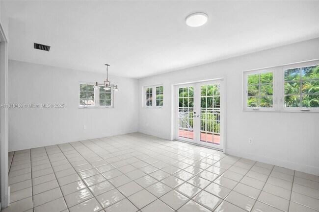 Building Photo - 1525 Trevino Ave