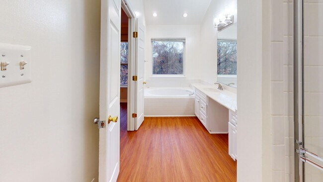 Building Photo - Updated Three Bedroom Home W/Full Sized Kitchen, Parking, Back Deck, & 2,640 Square Feet!