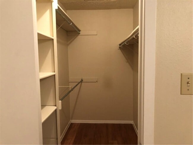 Building Photo - 6907 Woodhue Dr