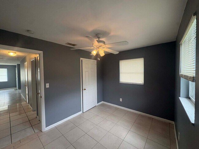 Building Photo - 4 bedroom Single-Family Home Available for Move-In NOW