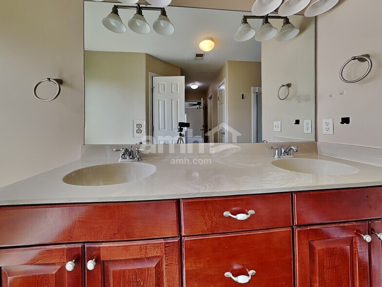 Building Photo - 132 Pine View Xing