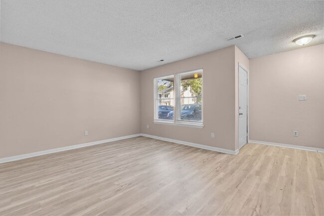 Building Photo - VB Townhouse 3 bedrooms